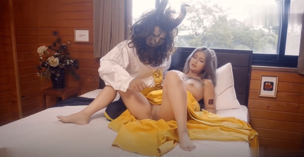 Hot girl xinh đẹp và con chim gân guốc